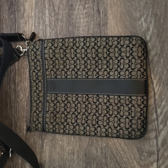 Coach Signature C black crossbody - Picture 3 of 13